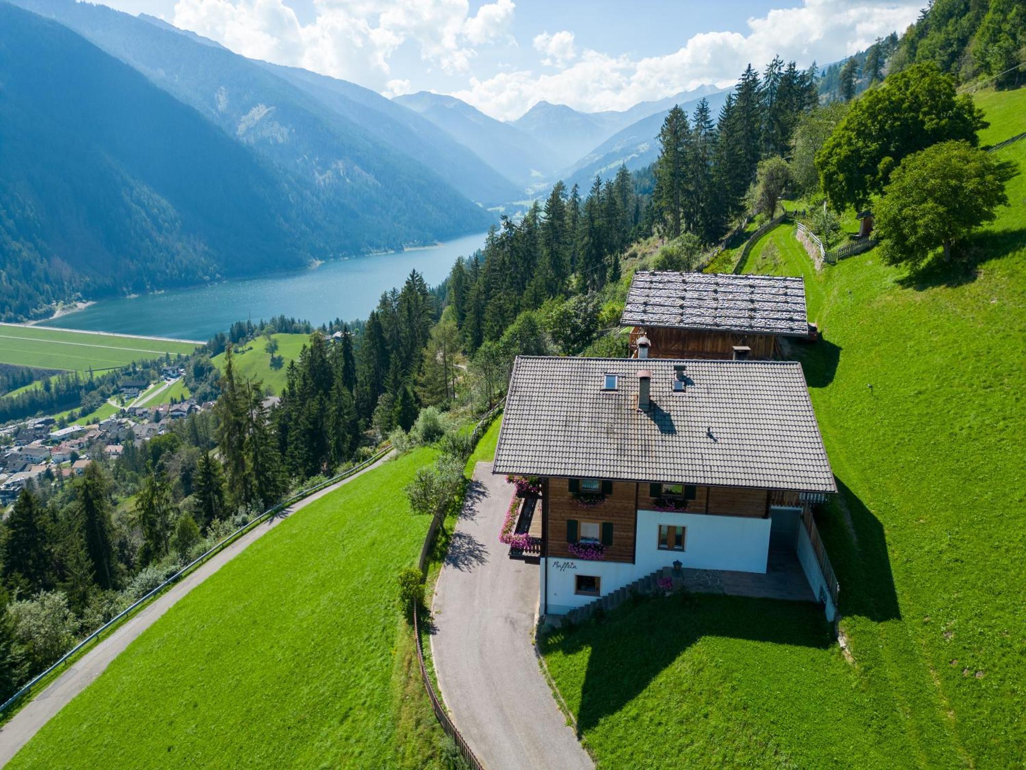 Panorama Apartment Raffeinhof Santa Valburga Eksteriør billede